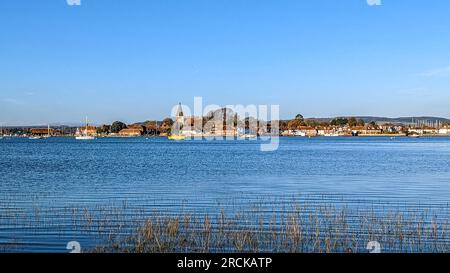 Bosham Harbour und das Dorfmeer, die Sonnenuntergänge reflektieren den großen Himmel Stockfoto