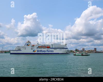 Brittany Ferries Mont St Michel und die Gosport Ferry in Portsmouth Harbour Hampshire England Stockfoto