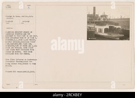 '371. Infanterie, begleitet von der 372. Infanterie und einem Teil der 368., sind hier an Bord des Schiffes Leviathan am Pier 4 in Hoboken, New Jersey, zu sehen Auf dem Schiff befanden sich insgesamt 9.490 Soldaten, hauptsächlich Afroamerikaner, darunter 2.132 kranke oder verwundete. Sowohl die 371. als auch die 372. wurden mit dem Croix de Guerre geehrt und kämpften an der Seite der Franzosen." Stockfoto