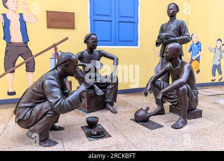 Squatters & Squalor Statuen in der Nankin Street, Singapur Stockfoto