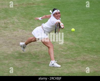 London, Großbritannien. 15. Juli 2023. Tunesian Ons Jabeur zeigt in ihrem Finalspiel der Frauen gegen die tschechische Marketa Vondrousova bei der Wimbledon-Meisterschaft 2023 in London am Samstag, den 15. Juli 2023. Vondrousova gewann das Spiel 6-4, 6-4. Foto: Hugo Philpott/UPI Credit: UPI/Alamy Live News Stockfoto