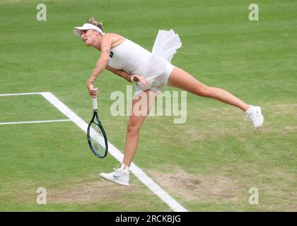 London, Großbritannien. 15. Juli 2023. Die tschechische Marketa Vondrousova nimmt am Samstag, den 15. Juli 2023, an ihrem Frauenfinale gegen den tunesischen Ons Jabeur bei der Wimbledon-Meisterschaft 2023 in London Teil.Vondrousova gewann das Spiel 6-4, 6-4. Foto: Hugo Philpott/UPI Credit: UPI/Alamy Live News Stockfoto