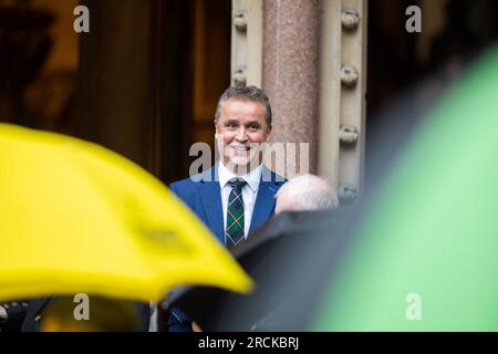 MP, Angus MacNeil verlässt die Stadt nach einer Gedenkfeier in der Inverness Cathedral in Schottland für die ehemalige SNP-MP, MEP und MSP, Winnie Ewing, die im Juni verstarb. Bilddatum: Samstag, 15. Juli 2023. Stockfoto