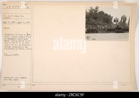 Pvt. C. E. Dunn von der S.C. wird an der Tribüne am Place d'EMA in Paris fotografiert. Das Bild zeigt Botschafter Sharp, der eine Rede zu Ehren von Präsident Wilson während der Feier zum Unabhängigkeitstag am 1. August 1918 hält. Das Foto wurde am 23. Juli 1918 vom A.E.F-Zensor genehmigt. Stockfoto