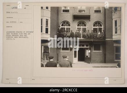 Titel: Mitglieder des Students' Army Training Corps an der Ohio University in Athen, OH, werden während des Ersten Weltkriegs in Dienst gestellt. Das Bild zeigt eine Gruppe junger Männer, die aufmerksam zuhören, während sie sich auf den Dienst für ihr Land vorbereiten. Stockfoto