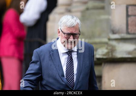 MSP, Fergus Ewing, verlässt die Stadt nach einer Gedenkfeier in der Inverness Cathedral in Schottland für seine Mutter und ehemalige SNP-Abgeordnete, MdEP und MSP, Winnie Ewing, die im Juni verstarb. Bilddatum: Samstag, 15. Juli 2023. Stockfoto