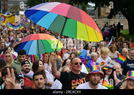 Glasgow Scotland, Vereinigtes Königreich, 15. Juli 2023. Tausende nehmen an der Glasgow Pride Mardi GLA Teil, um die LGBT-Gleichheit zu feiern. Live-Nachrichten von sst/alamy Stockfoto