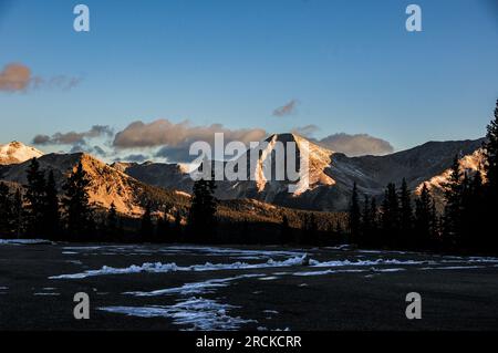 Monarch Pass an der Continental Divide in Colorado mit Blick auf Taylor Mountain und Mt. Aetna Stockfoto