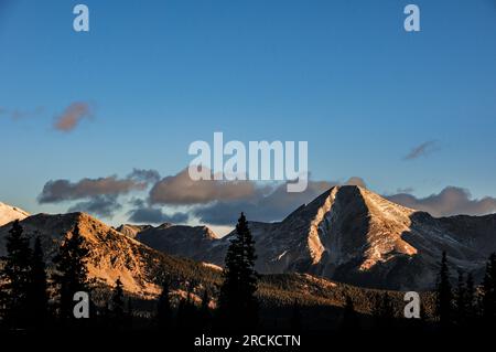 Monarch Pass an der Continental Divide in Colorado mit Blick auf Taylor Mountain und Mt. Aetna Stockfoto