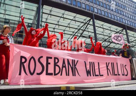 London, Großbritannien. 15. Juli 2023 Die Roten Rebellen des Aussterbens schließen sich dem Protest außerhalb des Ministeriums für Energiesicherheit und Net Zero an. Klimaaktivisten marschierten in Äquinor, um gegen das Öl- und Gasfeld Rosebank zu protestieren. Kredit: Vuk Valcic/Alamy Live News Stockfoto