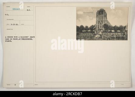 Eine Kirche mit einem Soldatenfriedhof davor, in Verlinghem, Frankreich. Dieses Foto wurde während des Ersten Weltkriegs aufgenommen und erhielt das Symbol G-2. Die Ausweisnummer des Fotografen ist 65143, und sie wurde am 12. Mai 1919 empfangen. Die Beschreibung, die dieses Bild begleitet, zeigt seine Bedeutung als Kirche mit einem Friedhof speziell für Soldaten. Weitere Hinweise der C.E.U. erwähnen Detatt CABERER. Stockfoto