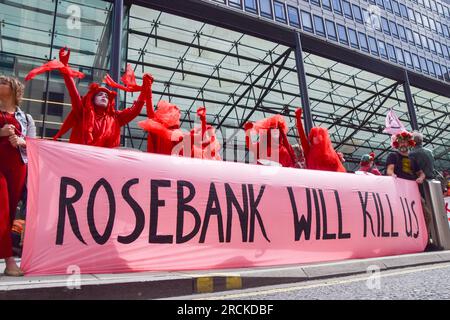 London, Großbritannien. 15. Juli 2023 Die Roten Rebellen des Aussterbens schließen sich dem Protest außerhalb des Ministeriums für Energiesicherheit und Net Zero an. Klimaaktivisten marschierten in Äquinor, um gegen das Öl- und Gasfeld Rosebank zu protestieren. Kredit: Vuk Valcic/Alamy Live News Stockfoto