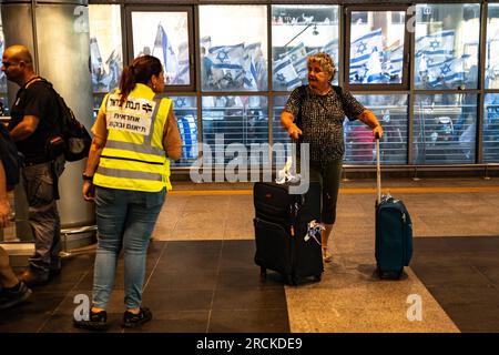 Tel Aviv, Israel. 11. Juli 2023. Ein Passagier mit Koffern während einer Demonstration gegen die Justizreform am Flughafen Ben Gurion. Tel Aviv, Israel. Juli 11. 2023. (Foto: Matan Golan/Sipa USA). Kredit: SIPA USA/Alamy Live News Stockfoto