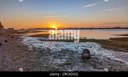 Bosham Harbour und das Dorfmeer, die Sonnenuntergänge reflektieren den großen Himmel Stockfoto