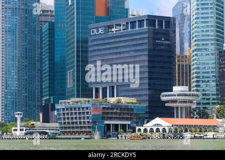 Raffles Place Wolkenkratzer grenzt an Marina Bay, Singapur Stockfoto