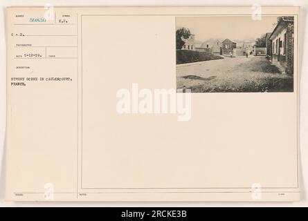 Soldaten und Zivilisten, die in Caulaincourt, Frankreich, auf einer Straße spazieren. Das Foto wurde am 12. Mai 1919 aufgenommen, und in der Beschreibung ist ein LED-Symbol auf einem Gebäude erwähnt. Hinweise geben den Standort als Caulaincourt, Frankreich, an. Stockfoto