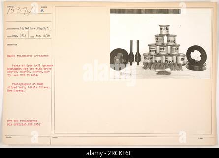 Soldaten, die Funktelegraphiergeräte zusammenstellen und testen, insbesondere die Antennenausrüstung Typ A-21 für den Einsatz mit verschiedenen Arten von Funkgeräten. Das Foto wurde von LT. Zalibre gemacht, Sig. R.C. Stco am 5. August 1918 im Camp Alfred Vail in Little Silver, New Jersey. Stockfoto