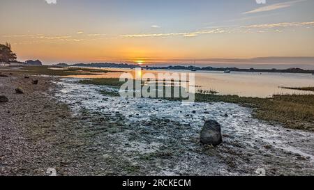 Bosham Harbour und das Dorfmeer, die Sonnenuntergänge reflektieren den großen Himmel Stockfoto