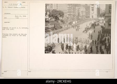 Soldaten trugen den Sarg von Major J. P. Mitchel während seiner Beerdigung in New York City am 11. Juli 1918. Der Sarg wird auf die Pistolendecke vor dem Rathaus gelegt. Der Standort wird durch ausgestellte Notizen bestätigt. Stockfoto