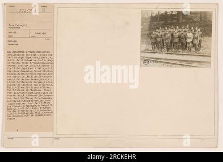 Generalmajor Peter E. Traub, Befehlshaber der 35. Division und des Stabes, steht zusammen mit verschiedenen anderen Offizieren und Mitarbeitern der Division auf einem Foto, das am 4. April 1919 in Frankreich aufgenommen wurde. Die Führungskräfte und Mitarbeiter werden von links nach rechts mit ihren jeweiligen Rollen und Positionen innerhalb der Abteilung identifiziert. Stockfoto