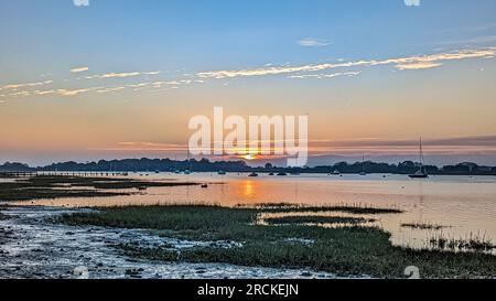 Bosham Harbour und das Dorfmeer, die Sonnenuntergänge reflektieren den großen Himmel Stockfoto