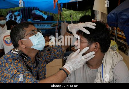 Neu-Delhi, Indien. 15. Juli 2023. Ein Arzt der Nationalen Katastrophenschutztruppe (NDRF) betreut ein Flutopfer in einem Hilfslager in der indischen Hauptstadt Neu-Delhi am Samstag, den 15. Juli 2023. Foto: Abhishek/UPI Kredit: UPI/Alamy Live News Stockfoto