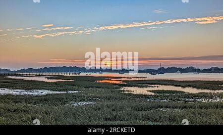 Bosham Harbour und das Dorfmeer, die Sonnenuntergänge reflektieren den großen Himmel Stockfoto