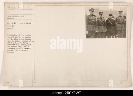 General Wm. Harts, Comdr. Des Bezirks Paris; Oberst G. Vidmer, Comdr. Des 306. Inf., 77. Div Und Kommandant M. Auriol von der französischen Armee ist auf diesem Foto zu sehen. LT. C. Jennings, eine Assistentin von General Harts, kann ebenfalls gesehen werden. Das Foto wurde in Paris, seine, Frankreich aufgenommen. Stockfoto