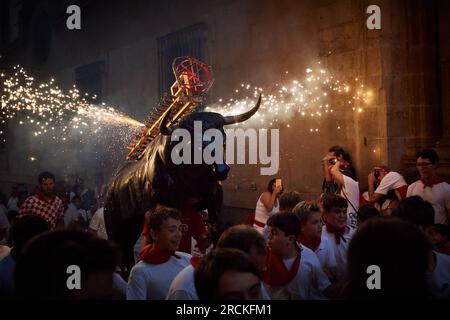 Pamplona, Spanien. 14. Juli 2023. Während der San Fermín 2023 besuchen viele Menschen die Feuerbullen-Festival-Party. Um 9:45 Uhr wird das Event des Feuerstiers gefeiert, besser bekannt als „Torico de Fuego“, es zieht Kinder und Erwachsene an. Ein simulierender Stier mit einem Papprahmen läuft durch die Straßen, und auf seinem Rücken trägt er mehrere farbige Feuerraketen. (Foto: Elsa A Bravo/SOPA Images/Sipa USA) Guthaben: SIPA USA/Alamy Live News Stockfoto