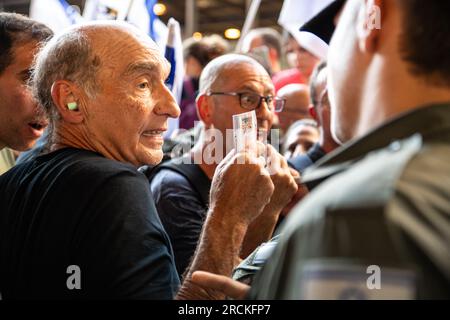 Tel Aviv, Israel. 11. Juli 2023. Ein älterer Demonstrante überreichte die Zugfahrkarte den israelischen Grenzpolizisten, während er versucht, bei einer Demonstration gegen die Generalüberholung des Gerichts am Flughafen Ben Gurion durch eine Polizeilinie zu fliehen. Tel Aviv, Israel. Juli 11. 2023. (Foto: Matan Golan/Sipa USA). Kredit: SIPA USA/Alamy Live News Stockfoto