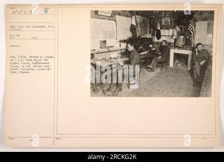 Oberleutnant George B. Logan, Jr., A.S. Der Hauptfach der Zone für Signal Corps, Ersatzlager, ist in seinem Büro mit Mitarbeitern in Colletts, Loire-et-Cher, Frankreich, abgebildet. Das Foto wurde von Sergeant 101 gemacht. Leo G. Morper am 1. März 1919. (Bildcode: 111-SC-44234) Stockfoto