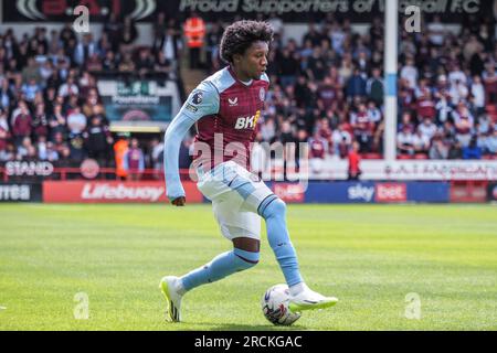 Walsall, Großbritannien. 15. Juli 2023. Walsall, England, Juli 15. 2023: Jaden Philogene (33 Aston Villa) auf dem Ball während der Vorsaison Friendly zwischen Walsall und Aston Villa im Bescot Stadion in Walsall, England (Natalie Mincher/SPP) Kredit: SPP Sport Press Photo. Alamy Live News Stockfoto