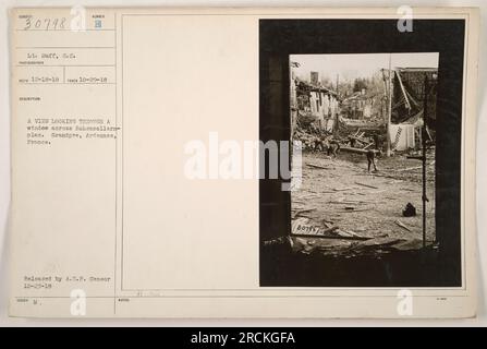 Blick aus einem Fenster auf Hohenzollern-Pflas in Grandpre, Ardennen, Frankreich während des Ersten Weltkriegs. Das Foto wurde am 29. Oktober 1918 aufgenommen und zeigt LT. Duff, S.C. Das Bild ging am 18. Dezember 1918 ein und wurde von A.E.P. veröffentlicht Zensor am 23. Dezember 1918. Ausgestellt unter M. ROTER H 807987 TAVSSOVE. Stockfoto