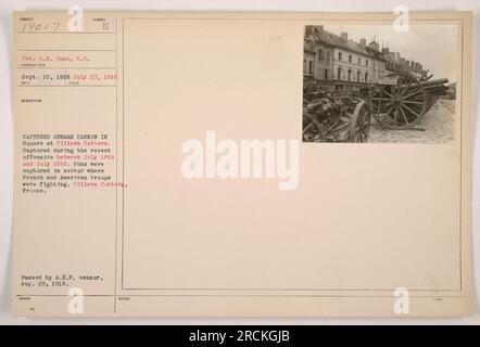 Amerikanischer Soldat Pvt. C.E. Dunn ist mit einer gefangenen deutschen Kanone auf dem Platz bei Villers Cotters, Frankreich, abgebildet. Die Kanone wurde während der Offensive zwischen Juli 18. und Juli 25. beschlagnahmt, wo französische und amerikanische Truppen kämpften. Das Foto wurde am 27. Juli 1918 aufgenommen und erhielt es am 10. September 1918. Es ging am 29. August 1918 durch den A.E.F. Zensor. Stockfoto