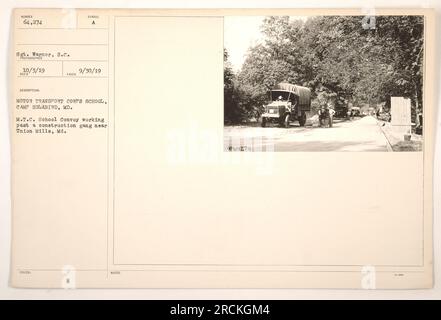 M.T.C. Schulkonvoi der Motor Transport Corps School in Camp Holabird, MD, fotografiert am 3. Oktober 1919 von Sergeant Warner, S.C. Der Konvoi arbeitet an einer Baugang in der Nähe von Union Mills, MD. Dieses Foto hat die Nummer 464274. Stockfoto