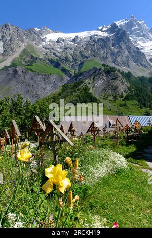 La Grave, Dorf im Departement Hautes-Alpes im Südosten Frankreichs, kleines Skigebiet mit abseits der Piste für extreme Skifahrer in den französischen Alpen, dominiert von m Stockfoto