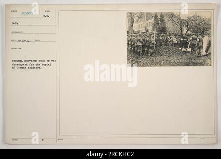 BESTATTUNGSDIENSTE AUF DEM Friedhof zur Beerdigung deutscher Soldaten. Dieses Foto mit der Nummer G-24, dem Fotografen Nummer 65631 und dem ausgestellten Beschreibungssymbol E.U., wurde am 5-12-19 aufgenommen. Das Begräbnis wird als Soldatenbegräbnis in Feindestand oder als Begräbnis von Soldaten in feindlichen Gebieten beschrieben. 3- Stockfoto
