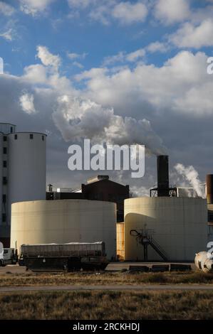 Amerikanische Fabrikgebäude mit Rauchstapeln und Dampfrauch im Mittleren Westen Stockfoto