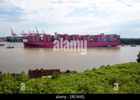 Hamburg, Deutschland. 15. Juli 2023. Das Containerschiff „One Innovation“ fährt zum ersten Mal in den Hamburger Hafen ein und wird auf die Elbe abgewandt. Mit einer Länge von 400 Metern und einer Breite von 61,40 Metern hat das rosafarbene Schiff ein Fassungsvermögen von etwa 24.000 Standardcontainern, wie die Schifffahrtsgesellschaft Ocean Network Express (ONE) angekündigt hat. Kredit: Bodo Marks/Bodo Marks/dpa/Alamy Live News Stockfoto