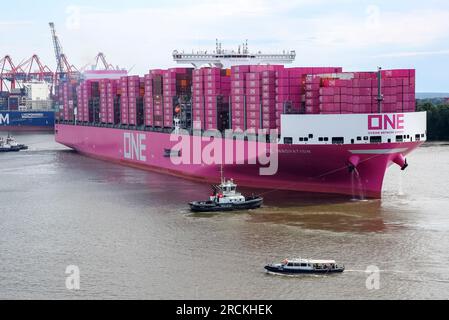 Hamburg, Deutschland. 15. Juli 2023. Das Containerschiff „One Innovation“ fährt zum ersten Mal in den Hamburger Hafen ein und wird auf die Elbe abgewandt. Mit einer Länge von 400 Metern und einer Breite von 61,40 Metern hat das rosafarbene Schiff ein Fassungsvermögen von etwa 24.000 Standardcontainern, wie die Schifffahrtsgesellschaft Ocean Network Express (ONE) angekündigt hat. Kredit: Bodo Marks/Bodo Marks/dpa/Alamy Live News Stockfoto