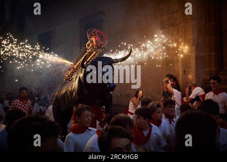 Pamplona, Spanien. 14. Juli 2023. Während der San FermÃ-n 2023 besuchen viele Besucher die Feuerbullen-Festival-Party. Um 9:45 Uhr wird das Event des Feuerstiers gefeiert, besser bekannt als „Torico de Fuego“, es zieht Kinder und Erwachsene an. Ein simulierender Stier mit einem Papprahmen läuft durch die Straßen, und auf seinem Rücken trägt er mehrere farbige Feuerraketen. (Kreditbild: © Elsa A Bravo/SOPA Images via ZUMA Press Wire) NUR REDAKTIONELLE VERWENDUNG! Nicht für den kommerziellen GEBRAUCH! Stockfoto