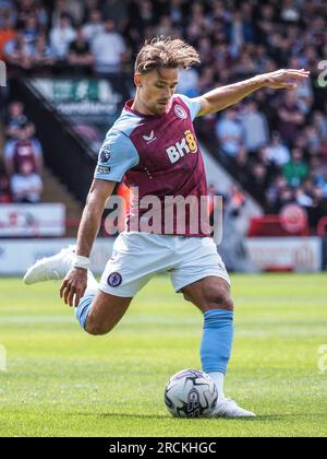 Walsall, Großbritannien. 15. Juli 2023. Walsall, England, Juli 15. 2023: Matty Cash (2 Aston Villa) kreuzt den Ball während der Vorsaison Friendly zwischen Walsall und Aston Villa im Bescot Stadion in Walsall, England (Natalie Mincher/SPP) Credit: SPP Sport Press Photo. Alamy Live News Stockfoto