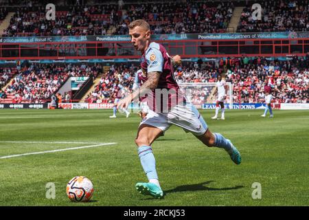 Walsall, Großbritannien. 15. Juli 2023. Walsall, England, Juli 15. 2023: Lucas Digne (12 Aston Villa) bereitet sich darauf vor, den Ball während der Vorsaison zu kreuzen. Freundschaft zwischen Walsall und Aston Villa im Bescot Stadion in Walsall, England (Natalie Mincher/SPP). Kredit: SPP Sport Press Photo. Alamy Live News Stockfoto