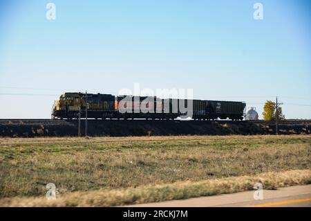Santa Fe-Dieselmotor zieht Autos entlang der Rennstrecke in Colorado, USA Stockfoto