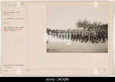 Sergeant G. Ryden vom 2. Bataillon, 329. Infanterie, wird während eines straßenmarschs in Le Manns, Sarthe, Frankreich, fotografiert. Das Foto wurde am 5. Oktober 1918 in der dritten märzwoche aufgenommen. Das Bild wurde von der A.E.F. veröffentlicht Zensor am 15. November 1918. Stockfoto