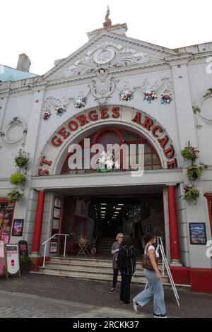 Der Haupteingang zur St. Georges Arcade in der High Street, Falmouth, Cornwall, England. Stockfoto