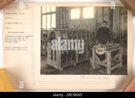 Abbildung 111-SC-20812 ist ein Foto, das von der Packard Motor Car Co. Am 20. April 1918 aufgenommen wurde. Die Abbildung zeigt den zerlegten Liberty Motor, der im Werk der Packard Motor Car Co. In Detroit, Michigan, in der Fertigung tätig war. Der Motor wird nach einer Prüfung geprüft. Stockfoto