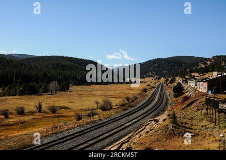 Eisenbahngleise führen zum Rollins Pass durch das felsige Bergtal in Colorado, USA Stockfoto