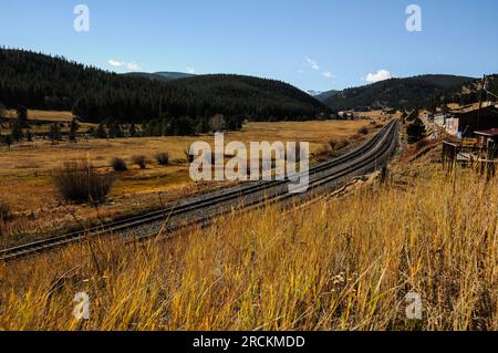 Eisenbahngleise führen zum Rollins Pass durch das felsige Bergtal in Colorado, USA Stockfoto