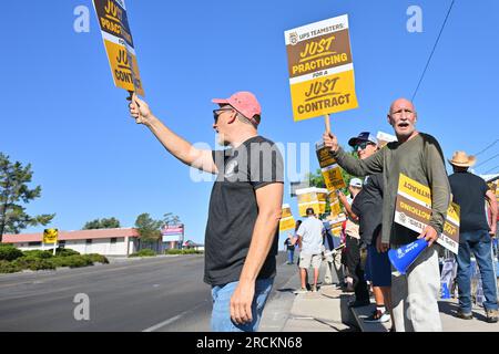 Albuquerque, Usa. 15. Juli 2023. Mitglieder der Teamsters Local 492 Practice-Gruppe vor dem UPS Customer Center am 15. Juli 2023 in Albuquerque, New Mexico. Die Arbeitsgespräche zwischen UPS und seinen gewerkschaftlichen Fahrern und Lagerarbeitern brachen am 5. Juli zusammen. Der aktuelle Arbeitsvertrag läuft am 31. Juli ab (Foto: Sam Wasson/Sipa USA) Guthaben: SIPA USA/Alamy Live News Stockfoto